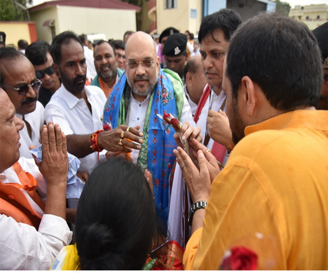 पटना पहुंचे भाजपा के राष्ट्रीय अध्यक्ष अमित शाह, हुआ भव्य स्वागत, देखें तस्वीरें...
